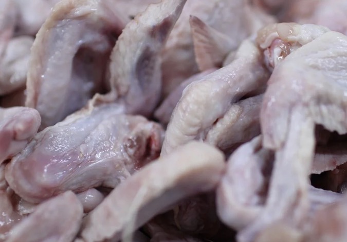 China diz que detectou coronavírus em frango do Brasil e em camarão do Equador