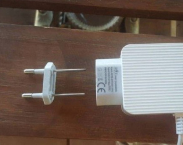 Adolescente morre após eletrocutado carregador se soltar ao ser retirado da tomada