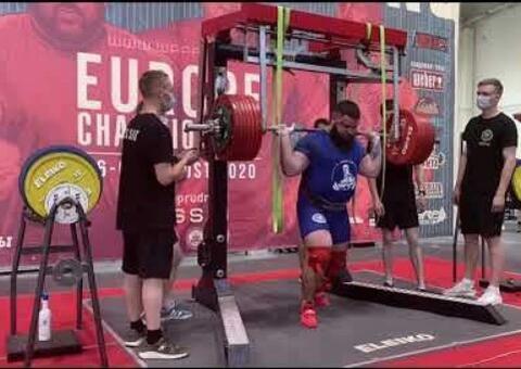 Halterofilista quebra joelhos ao levantar peso durante competição; veja vídeo chocante