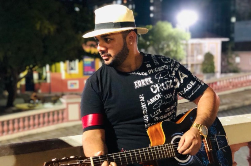 Leonardo Santos agita noite no Bar Botequim