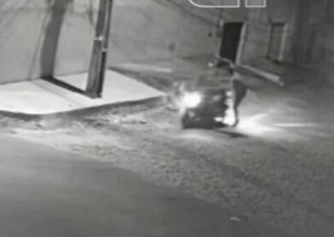 Inacreditável: Ladrão aplica 'voadora' em casal e rouba moto