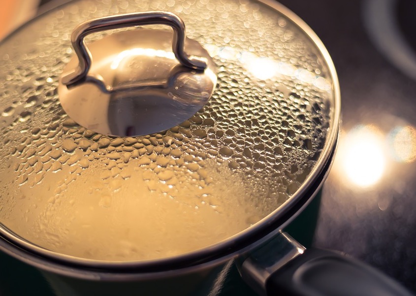 Homem é preso após jogar feijão quente no rosto da ex-mulher 