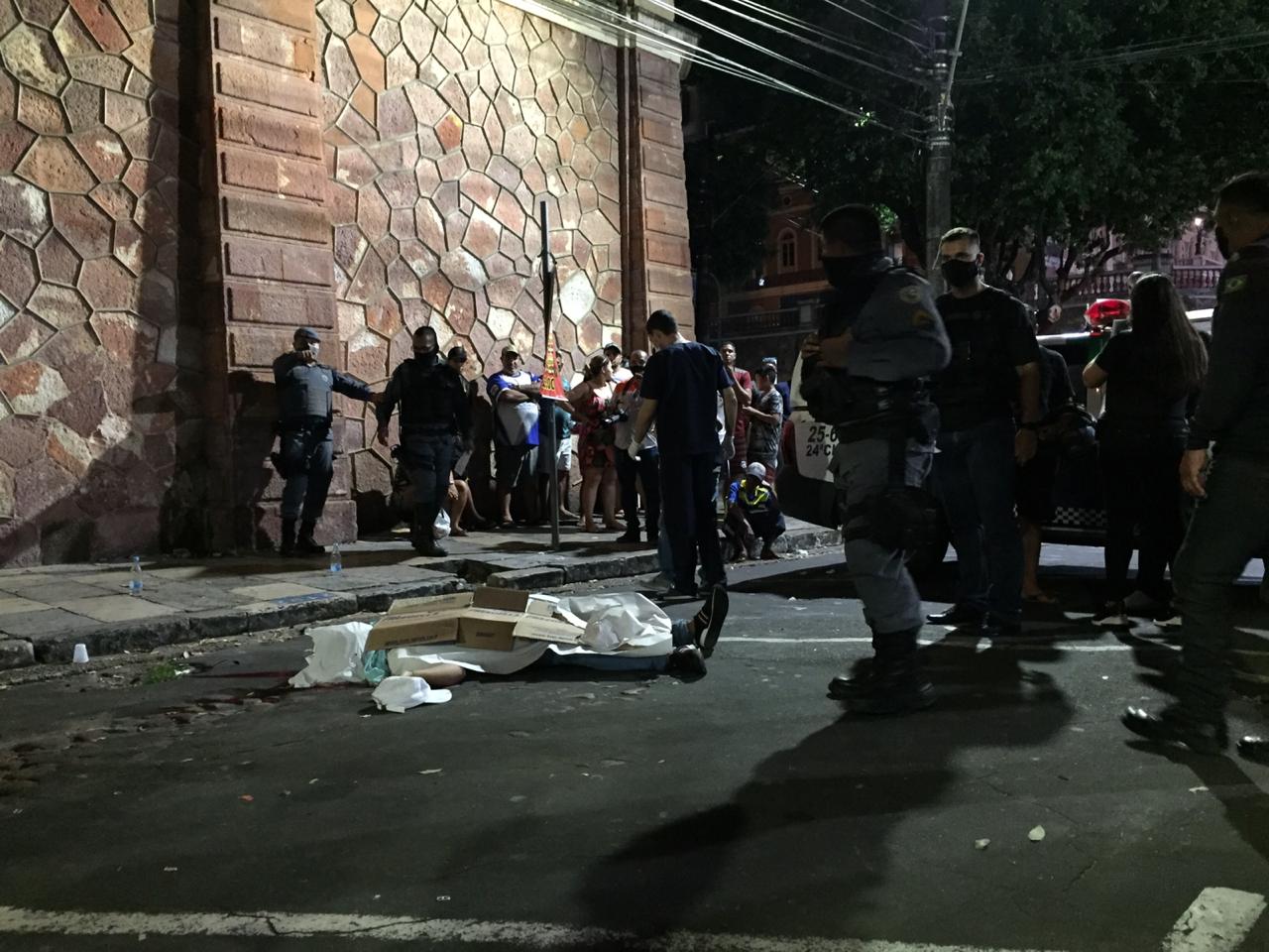 Homem é assassinado ao lado do Teatro Amazonas 