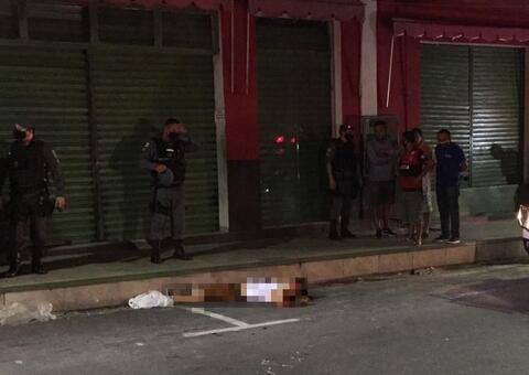 Mulher é baleada na cabeça por dupla no Centro de Manaus