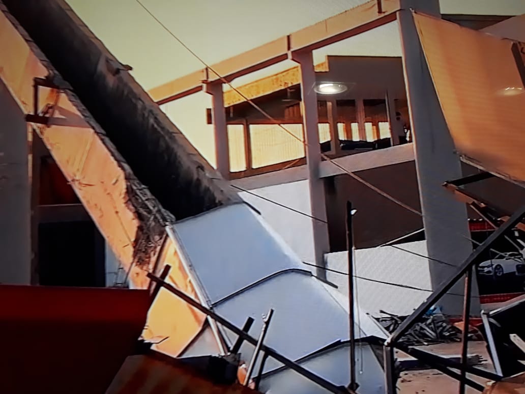 Estrutura de concessionária desaba durante a madrugada em Manaus