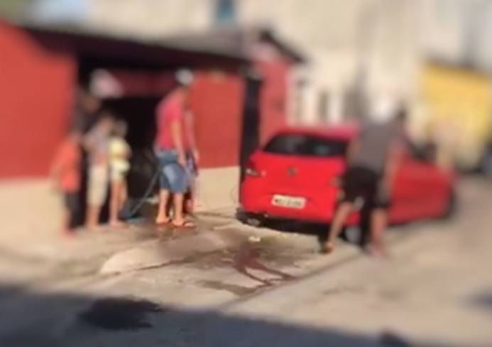 Sentado na frente de casa, homem é encontrado morto a pauladas em Manaus