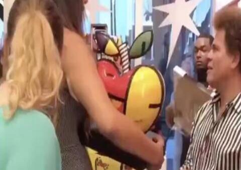 Mulher se vinga e destrói obra de Romero Britto na frente dele; veja vídeo do barraco