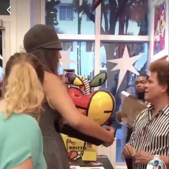 Mulher se vinga e destrói obra de Romero Britto na frente dele; veja vídeo do barraco