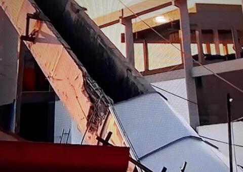 Funcionário fica ferido após estrutura metálica desabar em concessionária de Manaus 