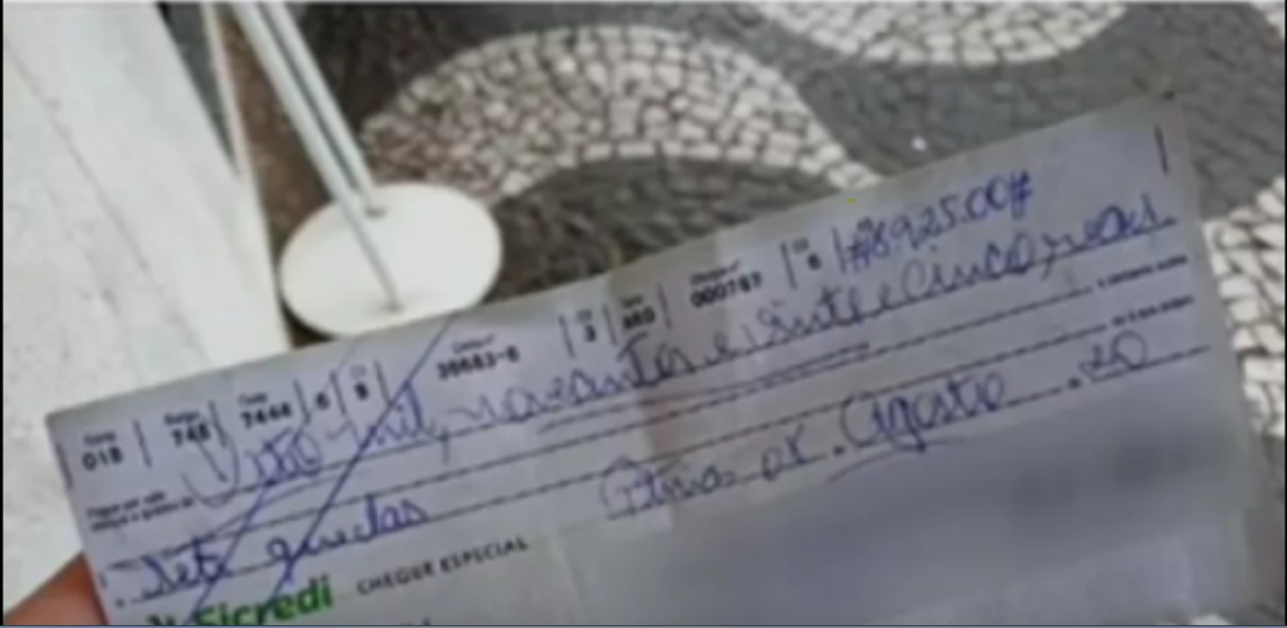 Mulher encontra cheque de quase R$ 9 mil e devolve ao dono