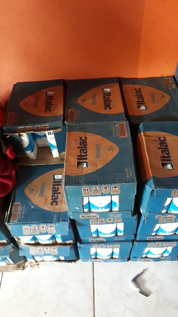 Após denúncia, polícia apreende 45 caixas de leite vencida em Manaus 