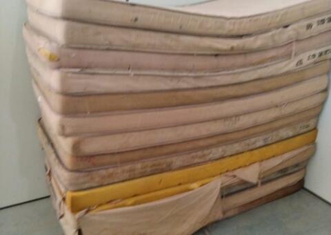 Exército doa cobertores sujos e colchões rasgados a alojamento de índios com Covid-19