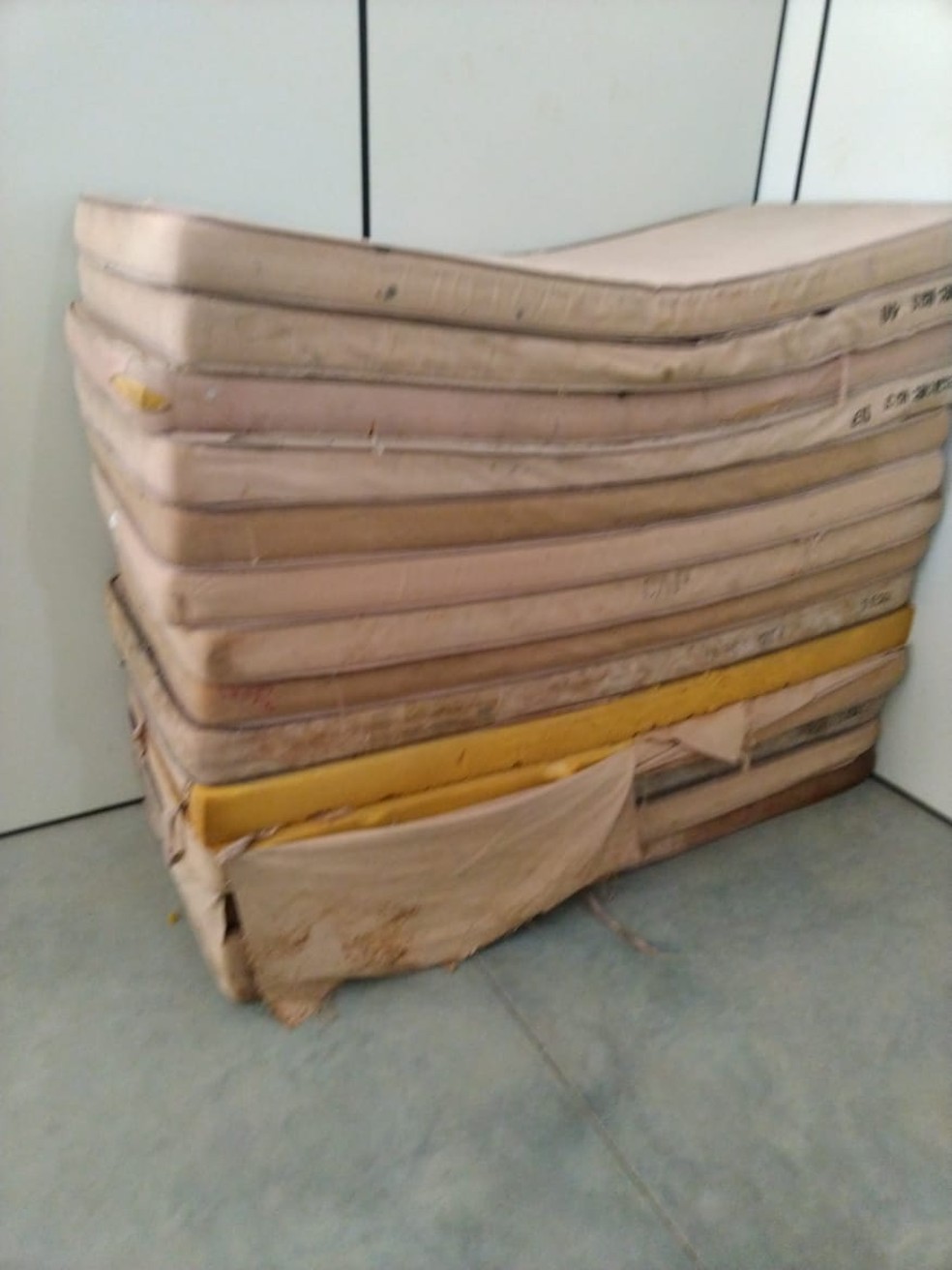 Exército doa cobertores sujos e colchões rasgados a alojamento de índios com Covid-19