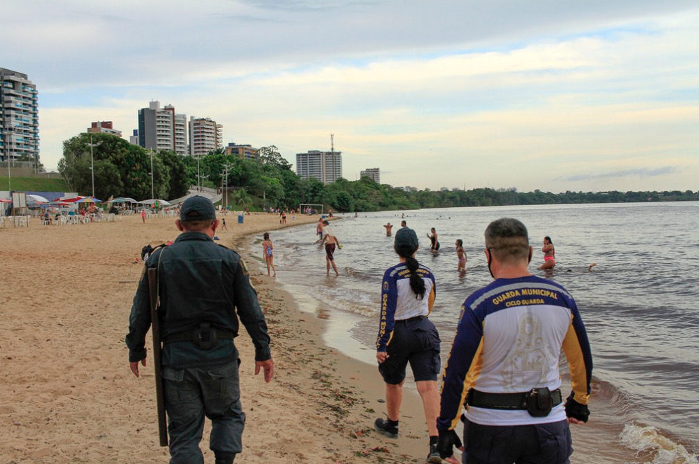 Defensoria sugere interdição da Ponta Negra após aglomerações nos finais de semana