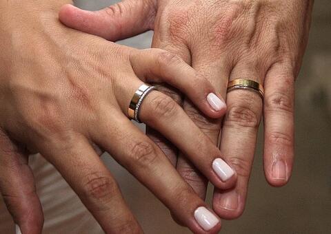 Jovem se recusa participar de casamento da irmã e choca revelar o motivo