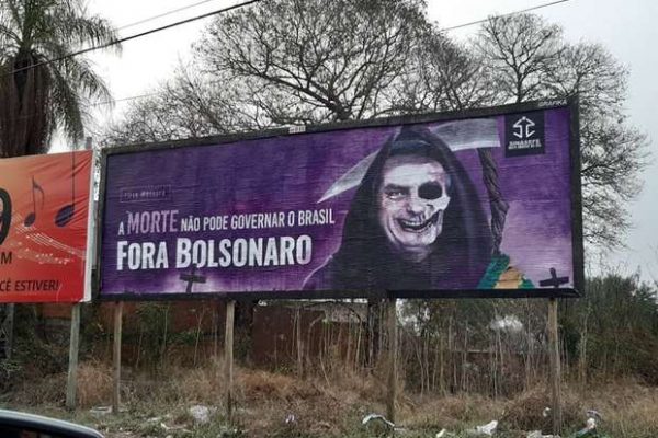 Servidores colocam outdoors da ‘morte’ para dar ‘boas-vindas’ a Bolsonaro