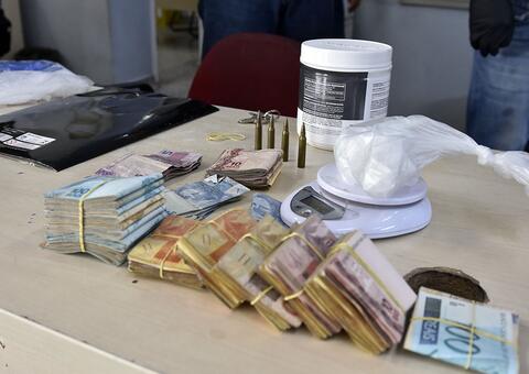 Seis pessoas são presas e R$ 15 mil em espécie apreendido durante operação em Manaus