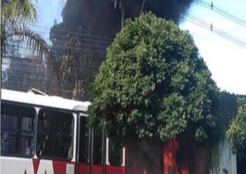 Incêndio em terreno leva fumaça para avenida de Manaus