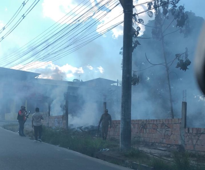 Incêndio em terreno leva fumaça para avenida de Manaus