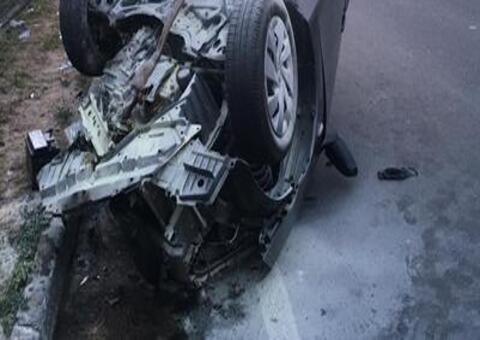 Carro pega fogo e homem fica preso nas ferragens em grave acidente em Manaus