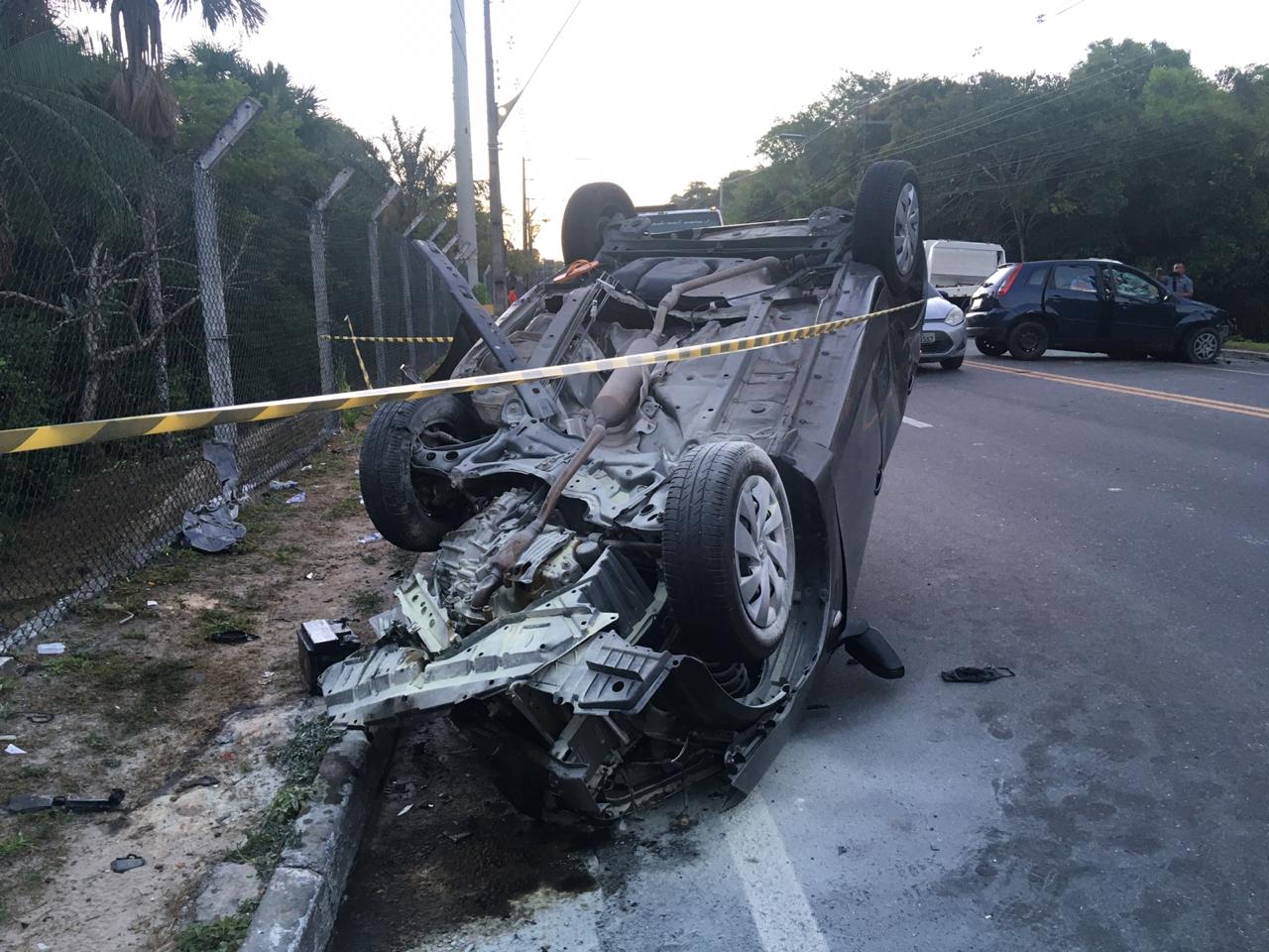 Carro pega fogo e homem fica preso nas ferragens em grave acidente em Manaus