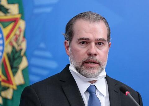 Presidente do STF deixa hospital após internação por pneumonite 