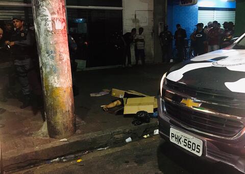 Homem é violentamente assassinado em área comercial de Manaus