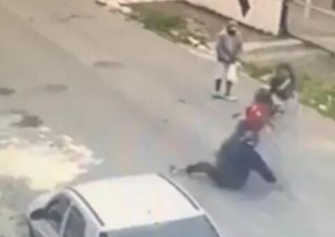 Homem cai ao empinar moto e 'arrasta' idoso na rua; assista vídeo