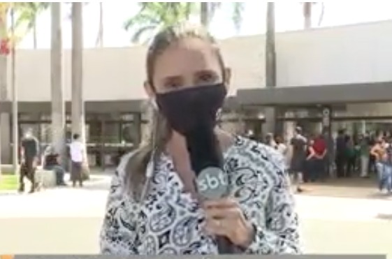 Repórter chora ao vivo em velório de personal trainer morta a facadas por vizinhos