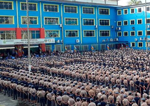 Com Covid-19, professor tenta dar aula em escola e vai preso em Manaus 
