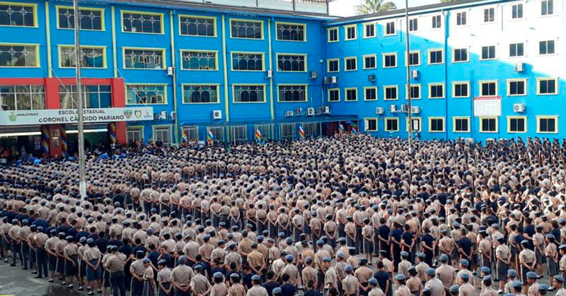 Com Covid-19, professor tenta dar aula em escola e vai preso em Manaus 