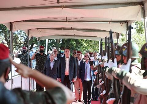 “Obstáculos serão vencidos”, diz Bolsonaro durante cerimônia militar