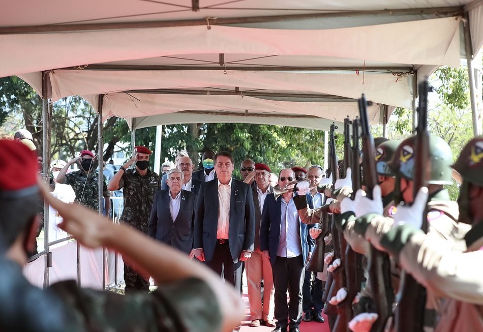 “Obstáculos serão vencidos”, diz Bolsonaro durante cerimônia militar