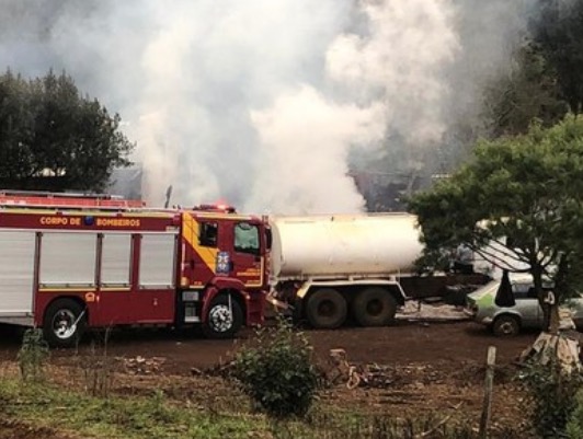 Mãe sai para comprar bolo e encontra filhos carbonizados ao chegar em casa