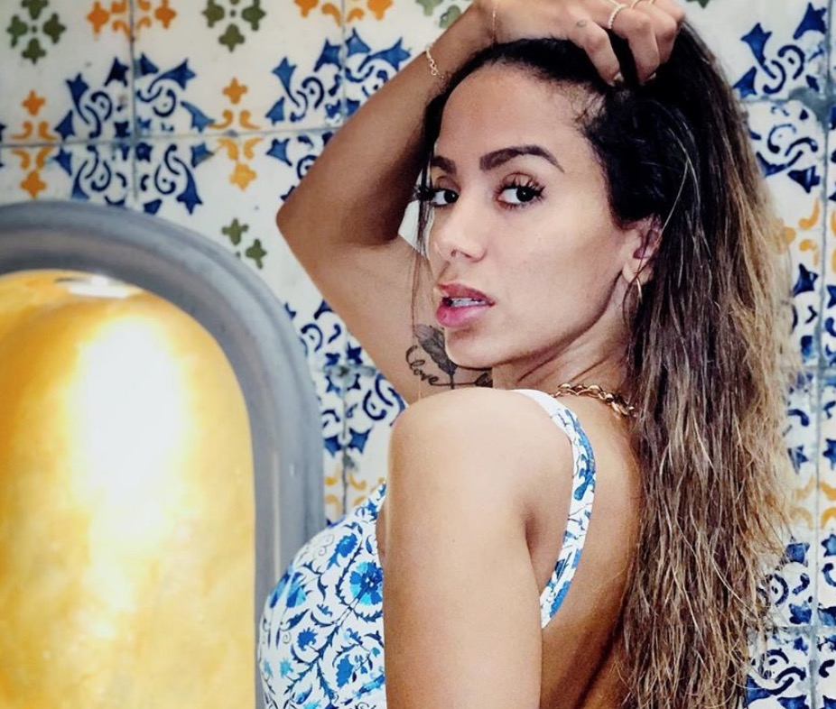 Anitta rebola de fio dental ao som de funk proibidão em passeio com gringos na Itália