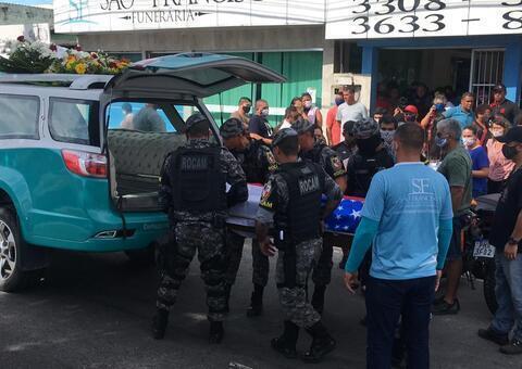 Comoção e revolta marcam velório de policial da Rocam em Manaus; veja vídeo