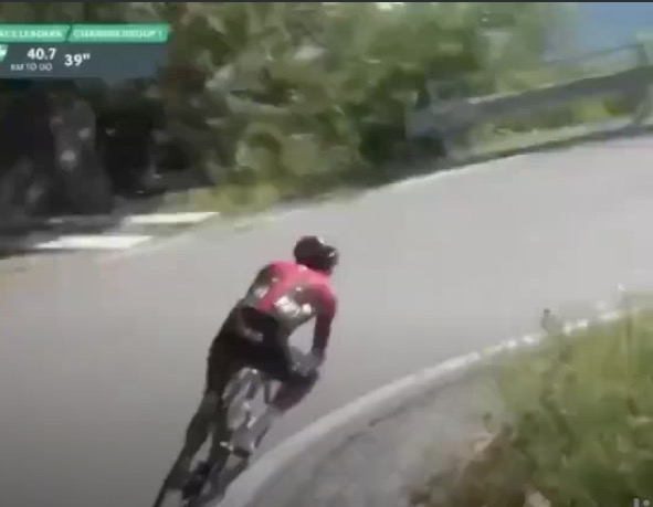 Vídeo chocante mostra homem caindo de penhasco durante prova de ciclismo