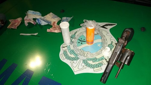 Trio é preso com drogas escondidas em embalagens de vitamina C em Manaus 