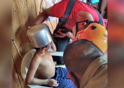 Criança entra em desespero ao ficar com cabeça presa em panela no Amazonas
