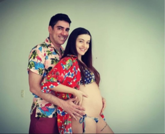 Em foto rara, Marcelo Adnet e esposa comemoram gravidez de 6 meses