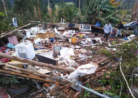 Tornados e temporais deixam 16 feridos e mais de 830 desabrigados em Santa Catarina