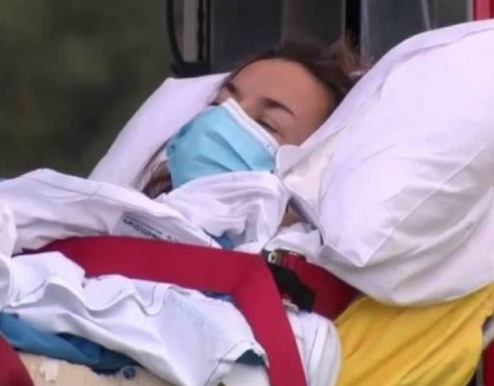 Homem luta com tubarão de 3 metros para livrar esposa de ataque 