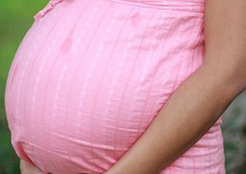 Estuprada pelo tio, menina de 10 anos deixa estado ao ter aborto negado por hospital