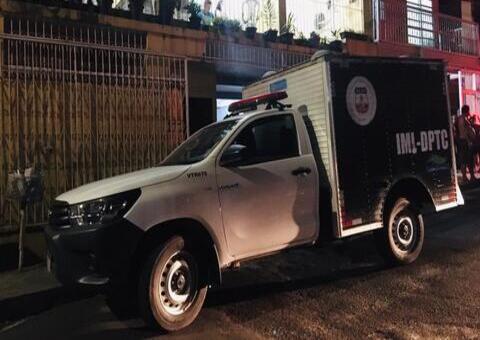 Adolescente morre eletrocutado ao tentar pegar papagaio em Manaus 