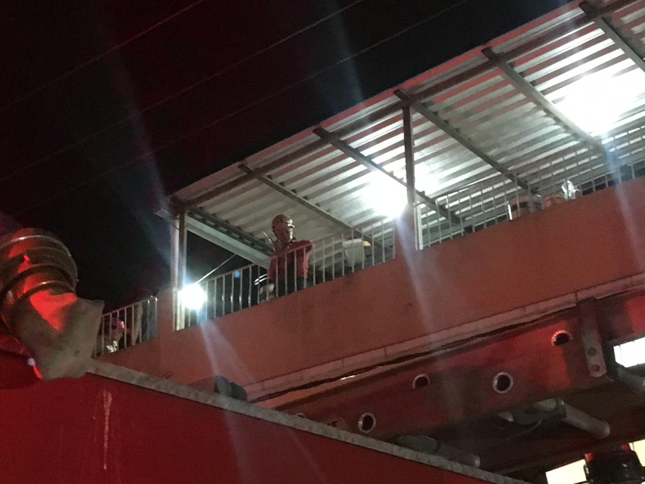 Adolescente morre eletrocutado ao tentar pegar papagaio em Manaus 