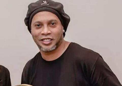 Em prisão domiciliar, Ronaldinho Gaúcho ganha presentes de artista no Paraguai