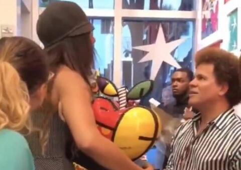 Jovem faz tatuagem da reação de Romero Britto após mulher quebrar sua obra; confira