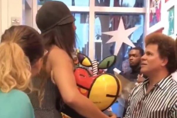 Jovem faz tatuagem da reação de Romero Britto após mulher quebrar sua obra; confira