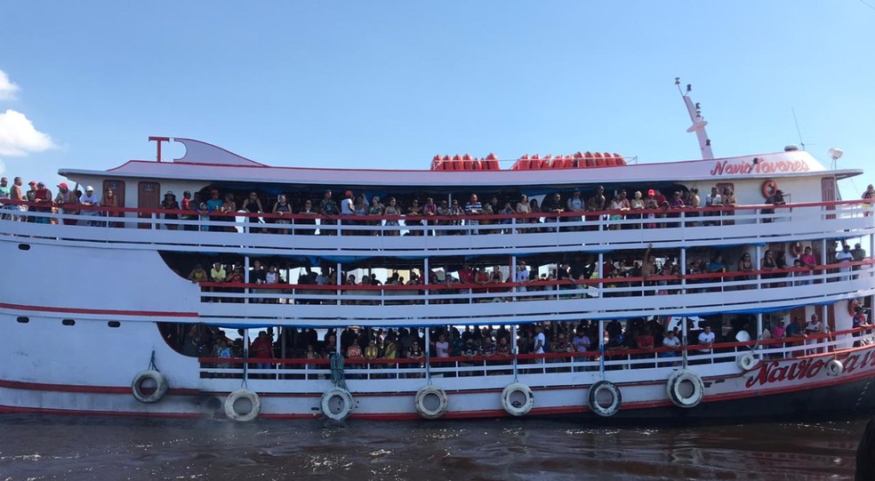 Embarcação com excesso de passageiros é autuada após denúncias em Manaus