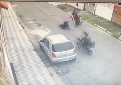 Homem atropelado por jovem que dava 'cavalo de pau' em moto fica com danos cerebrais